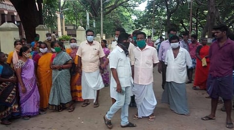 மத நிகழ்ச்சியில் பங்கேற்றவர்களை குற்றால விடுதியில் தனிமைப்படுத்த எதிர்ப்பு: கரோனா அச்சத்தால் துப்புரவு தொழிலாளர்கள் போராட்டம்