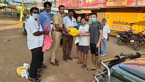 காரைக்குடியில் சிக்கி தவித்த வெளிமாநில மாணவர்களுக்கு தேவையான உணவுப் பொருட்களை டிஎஸ்பி அருண், வட்டாட்சியர் பாலாஜி வழங்கினர்.