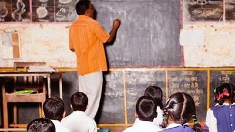 உதவிபெறும் பள்ளிச் செயலர்கள் கையெழுத்திட முடியாததால் ஆசிரியர்களுக்கு ஊதியம் கிடைப்பதில் சிக்கல்