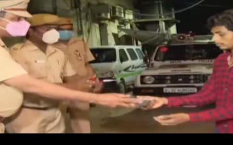 காக்கிச் சட்டையின் கருணை: லாக்-டவுன் காலகட்டத்தில் பிரசவ வலியால் துடித்த 40 பெண்கள்; மருத்துவமனையில் சேர்த்த டெல்லி காவல்துறை