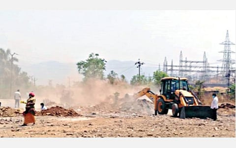 சேலம் மாநகரப் பகுதிகளில் செயல்படும் இறைச்சி, மீன் கடைகள் சனி, ஞாயிற்றுகிழமைகளில் செயல்பட வசதியாக, சேலம் அரபிக் கல்லூரி அருகே மாற்று இடம் அமைப்பதற்கான பணி நடைபெற்று வருகிறது.