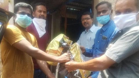 ஒத்தக்கடையில் கூலித் தொழிலாளர்கள் குடும்பங்களுக்கு உணவுப் பொருட்கள் வழங்கும் வழக்கறிஞர்கள் குழு