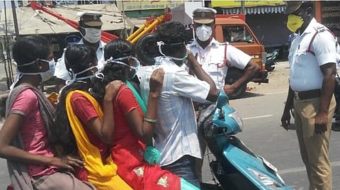 ஒரு நாய்குட்டி மற்றும் 4 பேர் இருசக்கர வாகனத்தில் பயணித்தனர்.