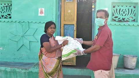 எட்டயபுரம் அருகே ஊரடங்கு உத்தரவால் பாதிப்பு: கிராம மக்களுக்கு மளிகைப்பொருட்கள் வழங்கிய ஆசிரியர்
