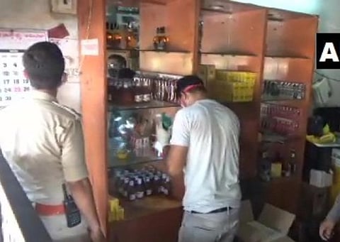 கரோனா ஊரடங்கு: கடையை உடைத்து ரூ. 1 லட்சம் மதிப்பிலான மதுபாட்டில்கள் திருட்டு; சிசிடிவி கேமராவும் கொள்ளை