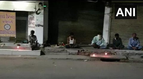 கரோனா; வீடு இல்லாவிட்டாலும் தெருக்களில் மெழுகுவர்த்தி ஏற்றிய மக்கள்