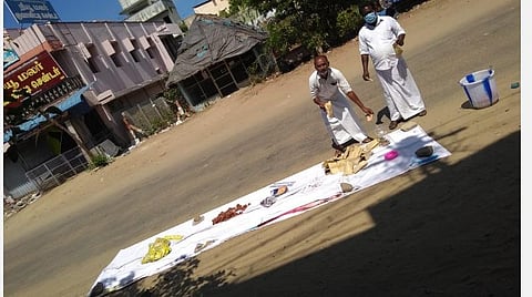 கரோனா விழிப்புணர்வு மலிவுவிலைக் கடை: பிரதமரின் வேண்டுகோளுக்கு வலுசேர்த்த ஆசிரியர் தம்பதி