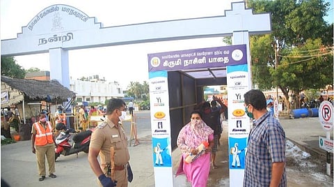 கரோனா தொற்றை தடுக்க நாகர்கோவில் பேருந்து நிலையத்தில் கிருமி நாசினி பாதை: முதல் நாளிலே பெரும் வரவேற்பால் வேறு பகுதிகளிலும் அமைக்க திட்டம்
