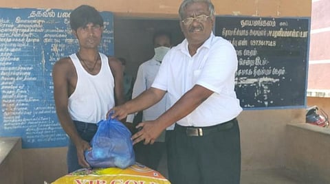 இளையான்குடி அருகே தாயமங்கலத்தில் உணவின்றி தவித்த சர்க்கஸ் கலைஞர்களுக்கு வட்டாட்சியர் ரமேஷ் உணவுப் பொருள் வழங்கினார்.
