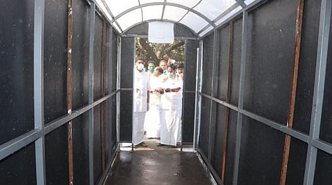முதல்வர் நாராயணசாமி தொடங்கி வைத்த கிருமிநாசினி பாதை.