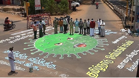காரைக்குடி சாலைகளில் கரோனா வைரஸ் ஓவியம் வரைந்து நூதன பிரச்சாரம்