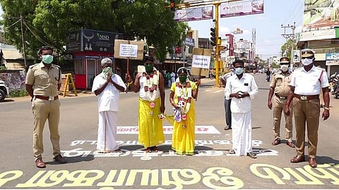 காரைக்குடி பெரியர் சிலை அருகே காவல்துறை அதிகாரிகளுடன் இணைந்து மணமக்கள் கரோனா வைரஸ் குறித்து விழிப்புணர்வு ஏற்படுத்தினர்.