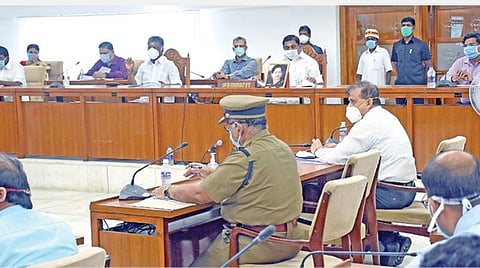 தமிழகத்தில் கரோனா வைரஸ் தடுப்பு நடவடிக்கைகளுக்காக அமைக்கப்பட்டுள்ள 12 குழுக்களுடனான ஆலோசனைக் கூட்டம் முதல்வர் பழனிசாமி தலைமையில் தலைமைச் செயலகத்தில் நேற்று நடைபெற்றது.படம்: ம.பிரபு