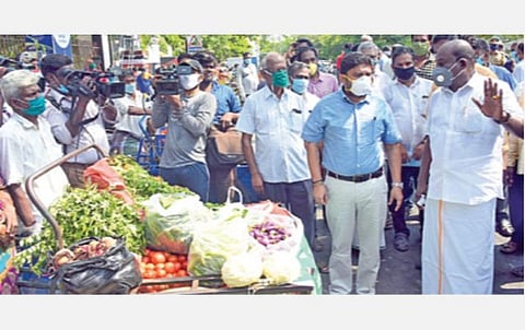 சென்னையில் நடமாடும் மளிகை, காய்கறி விற்பனை அங்காடியை தொடங்கி வைத்து பார்வையிடுகிறார் மாநகராட்சி ஆணையர் கோ.பிரகாஷ். உடன் வணிகர் சங்க பேரமைப்பு தலைவர் விக்கிரமராஜா படம்: பு.க.பிரவீன்