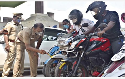 பொதுமக்கள் 5 நாட்களுக்கு ஒருமுறை மட்டுமே வெளியே வரும் வகையில், சேலத்தில் வாகனங்களுக்கு அடையாள வண்ணமிடும் மாநகர காவல் துணை ஆணையர் செந்தில். படம்: எஸ்.குரு பிரசாத்