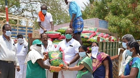 1,000 குடும்பங்களுக்கு தலா 25 கிலோ பொன்னி அரிசி: சிவகங்கையில் மனிதநேயம் காட்டும் பெண் ஊராட்சித் தலைவர்