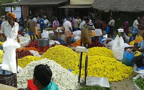 தோவாளை மலர் சந்தையை 6 மணி நேரம் திறக்க அரசு அனுமதி: கரோனா சமூக பரவலைத் தடுக்க ஊரடங்கு முடியும் வரை திறப்பதில்லை என பூ வியாபாரிகள் முடிவு