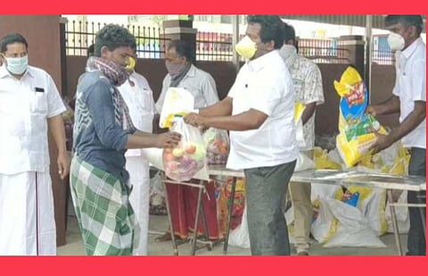 தன்னார்வலர்கள், தொண்டு நிறுவனங்கள், அரசியல் கட்சி பிரமுகர்கள் பொருட்களை நேரடியாக மக்களுக்கு வழங்க தடை: அரசிடம் அளிக்கலாம்: தமிழக அரசு