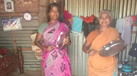 மதுரை மாவட்டம் பொய்கைக்கரைப்பட்டி கிராமத்தில், வீட்டில் இருந்தபடியே தட்டு முழக்கப் போராட்டம் நடத்திய பெண்கள்.