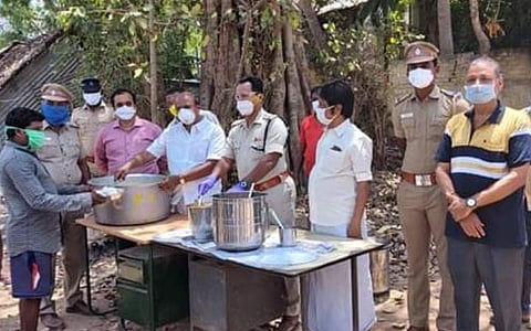 படவிளக்கம்- சிதம்பரத்தில் பிஹார் கட்டுமான தொழிலாளர்களுக்கு மகாவீர் ஜெயின் சங்கத்தினர் உணவளித்தனர்.