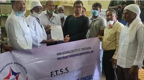 படவிளக்கம்: வீடில்லாத ஆதரவற்ற தெருவோர மக்களுக்கு பிரான்ஸ் வாழ் புதுச்சேரி தமிழர்கள் உணவு வழங்கும் பணியை மாவட்ட ஆட்சியர் அருண் தொடங்கி வைத்தார்