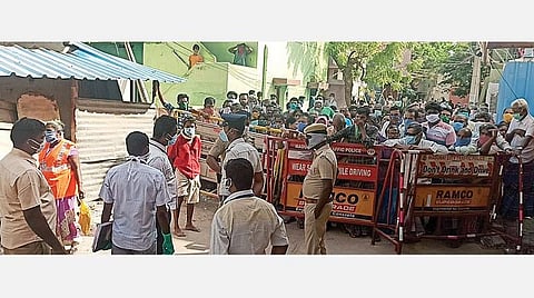தடையை தளர்த்தி, வெளியே அனுப்ப வலியுறுத்தி யாகப்பா நகர் எம்ஜிஆர் தெருவில் திரண்ட மக்கள்.