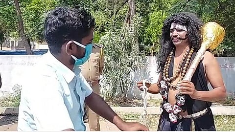 அருப்புக்கோட்டையில் எமதர்மன் வேடமணிந்து கரோனா விழிப்புணர்வை ஏற்படுத்திய போலீஸார்