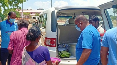கன்னியாகுமரியில் சுற்றுலாப் பயணிகள் இன்மையால் பசியால் தவிக்கும் ஆதரவற்றோர்: தினமும் 150 பேருக்கு உணவளிக்கும் மெரைன் போலீஸார்