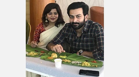 பாலைவனத்தில் நல்ல சாப்பாட்டுக்கு ஏங்கும் ப்ருத்விராஜ்!