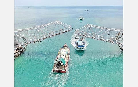 பாம்பன் தூக்குப் பாலத்தை கடந்து செல்லும் படகுகள்.