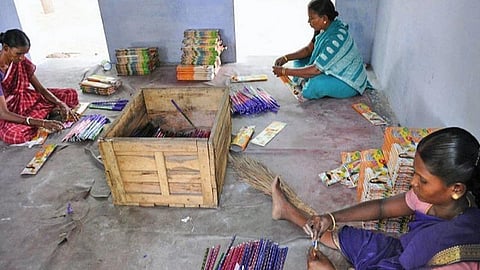 பட்டாசு ஆலைகளில் ரூ.260 கோடி உற்பத்தி பாதிப்பு: தொழிலாளர்கள் வேலையின்றி தவிப்பு