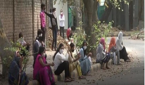 டெல்லியில் லாக் டவுன் காரணமாக உணவுக்காகக் காத்திருக்கும் பெண் தொழிலாளர்கள். | படம்: ஏஎன்ஐ