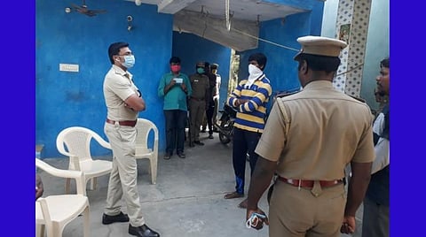 போலீஸார் அத்துமீறல்; விரக்தியில் சாலையில் காய்கறியை கொட்டிய விவசாயி; வைரலான காணொலி: எஸ்பி நேரில் சென்று ஆறுதல்
