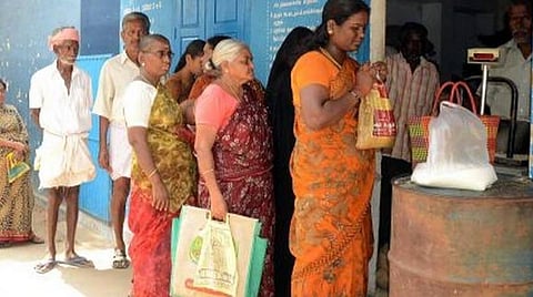 ரேஷன்கடைகளுக்கு அனுப்பிய அரிசி, சர்க்கரை மூடைகளில் எடை குறைவு: விற்பனையாளர்கள் அதிருப்தி
