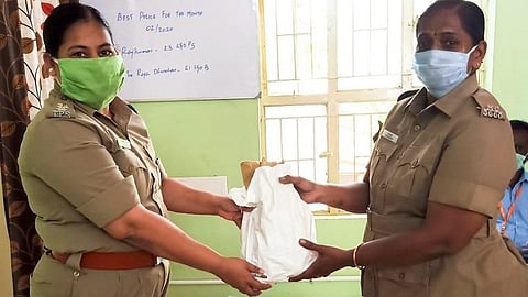 மதுரையில் கரோனா தடுப்புப் பணி போலீஸாருக்கு குறைந்த விலையில் பழங்கள்: காவல் நிலையங்களில் கிடைக்க ஏற்பாடு
