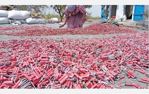 20-ம் தேதி முதல் 50% தொழிலாளர்களுடன் பட்டாசு ஆலை இயங்கலாம்- விருதுநகர் ஆட்சியர் அறிவிப்பு