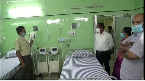 ஓசூர் இஎஸ்ஐ மருத்துவமனையில் தயார் நிலையில் உள்ள கரோனா சிகிச்சை பிரிவில் ஆய்வு மேற்கொண்ட மாவட்ட ஆட்சியர் பிரபாகர். உடன் தலைமை மருத்துவர் கீதா மற்றும் பலர்.