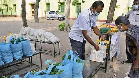 மக்கள் நடமாட்டத்தைக் குறைக்க இறைச்சிக் கடை, காய்கறி சந்தை நாளை செயல்பட தடை விதிப்பு