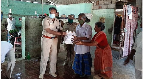 வாட்ஸப் பார்த்து ஏழ்மைக் குடும்பத்துக்கு நிவாரண உதவி: வேதாரண்யம் டிஎஸ்பிக்குக் குவியும் பாராட்டு