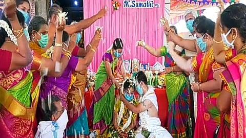 விருதுநகரில் சமூக இடைவெளியைப் பின்பற்றி 10 பேர் மட்டுமே பங்கேற்ற திருமண நிகழ்ச்சி