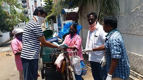 துப்புரவுப் பணியாளர்களுக்கு நிவாரணப் பொருட்கள் வழங்கும் கல்லூரி முதல்வர் சசிகாந்ததாஸ் மற்றும் தன்னார்வலர்கள்.