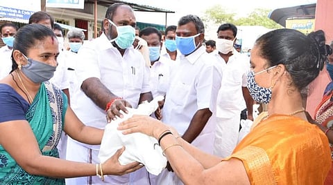திருமங்கலம் பகுதியில் வீடு, வீடாகச் சென்று இலவச உணவுப்பொருட்கள் தொகுப்பை அமைச்சர் ஆர்.பி.உதயகுமார் வழங்கினார்.