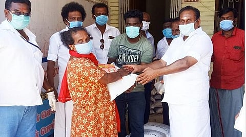 தூத்துக்குடியில் நரிக்குறவர் குடும்பங்களுக்கு அதிமுக எம்எல்ஏ உதவி