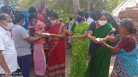 பசியால் வாடிய பூம்பூம் மாட்டுக்காரர்களுக்கு அன்னதானம் அளித்த பள்ளி ஆசிரியைகள்
