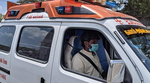 ஆம்புலன்ஸ் சேவை வழங்கி வரும் மணிகண்டன்
