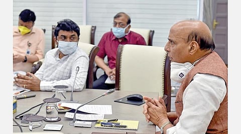 டெல்லியில் நேற்று நடைபெற்ற நிகழ்ச்சியில், கரோனா வைரஸ் சோதனை நடத்தும் நடமாடும் ஆய்வகத்தை மத்திய பாதுகாப்புத் துறை அமைச்சர் ராஜ்நாத் சிங் காணொலி காட்சி மூலம் தொடங்கி வைத்தார்.படம்: பிடிஐ