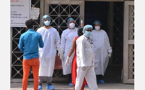 டெல்லி மருத்துவர்கள் கைத்தட்டி கொண்டாட்டம்; நோயாளிகள் கண்ணீர் மல்க நன்றி... முதல் பேட்ச் கரோனா வைரஸ் நோயாளிகள் குணமடைந்து டிஸ்சார்ஜ்