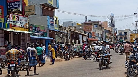 முழு ஊரடங்கு அச்சத்தில் மதுரை புறநகர்ப் பகுதிகளில் காய்கறி, மளிகைப் பொருட்கள் வாங்கக் குவிந்த மக்கள்: கேள்விக்குறியான தனிமனித விலகல்