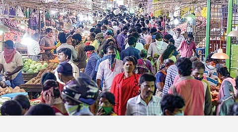 சமூக இடைவெளி இன்றி அங்காடி உள்ளே நேற்று காய்கறிகள் வாங்க குவிந்த மக்கள். படங்கள்: பு.க.பிரவீன்