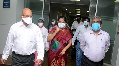 கோவை இ.எஸ்.ஐ. மருத்துவமனையில் ஆய்வு மேற்கொண்ட மாவட்ட ஆட்சியர் கு.ராசாமணி. அருகில், டீன் நிர்மலா மற்றும் மருத்துவர்கள்.